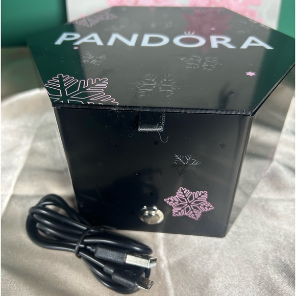 Pandora Christmas Gift Jewelry Box - Picture 8 of 16